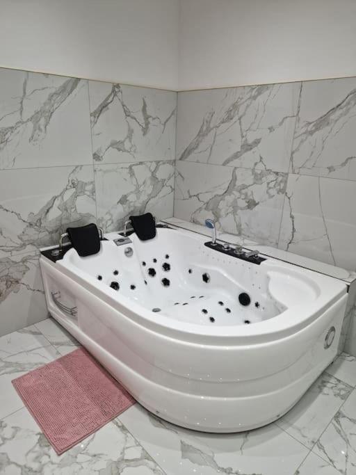 Maison Chic avec jacuzzi. UrbanSpa60 Nogent-sur-Oise Exterior foto